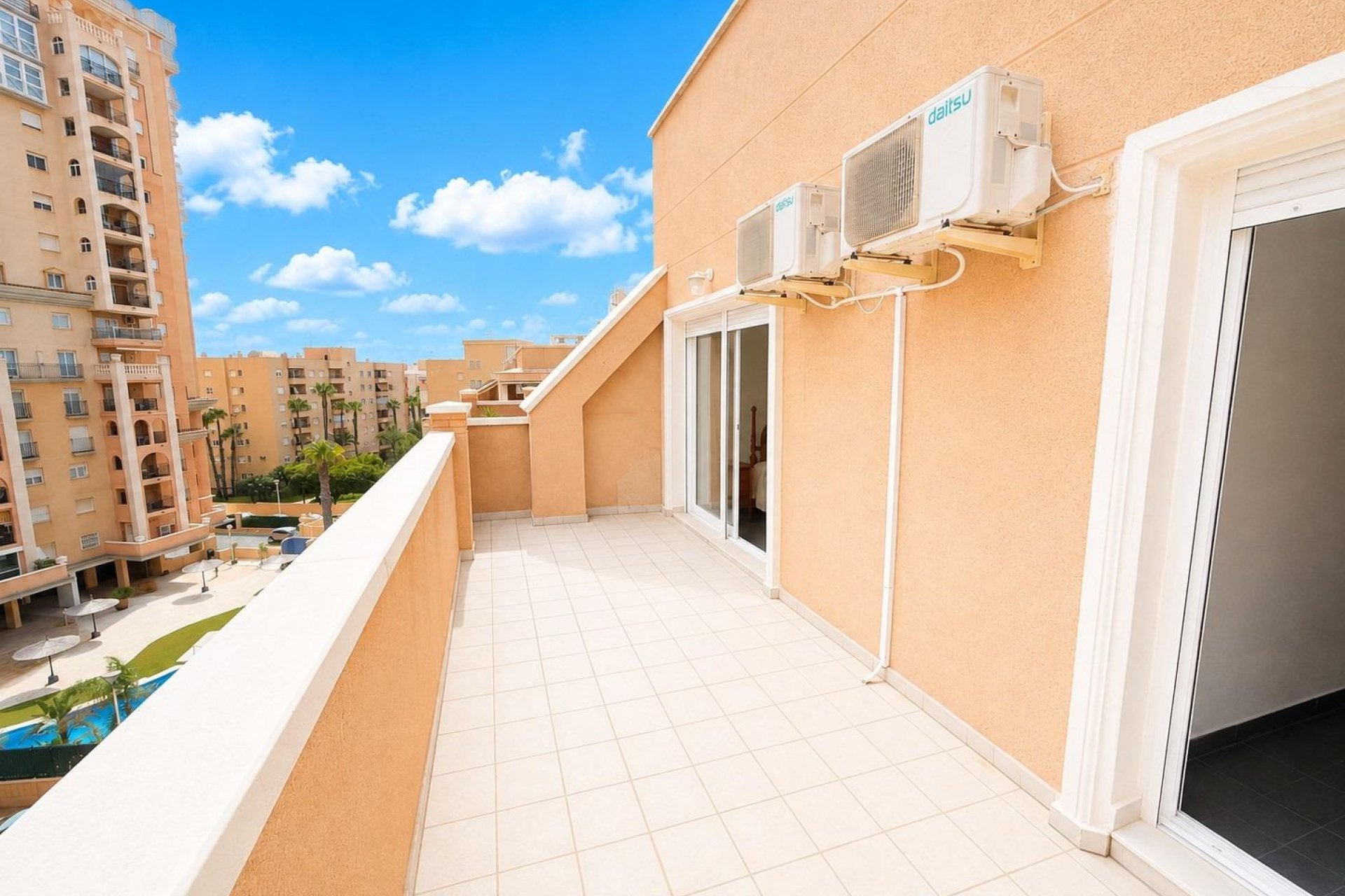 Resale - Apartment / Flat * - Torrevieja * - Playa de los Locos *