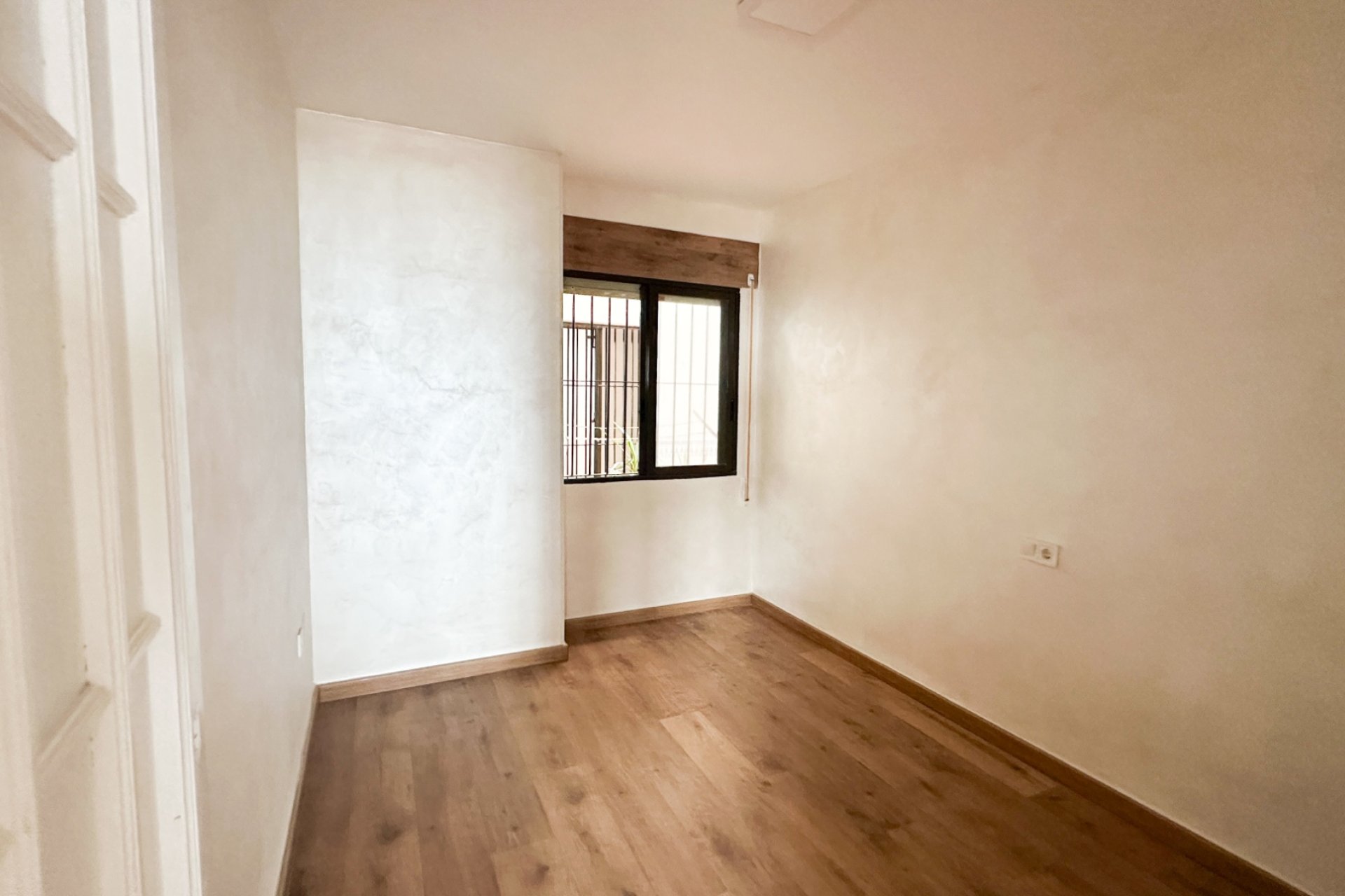 Resale - Apartment / Flat * - Torrevieja * - Playa de los Locos *
