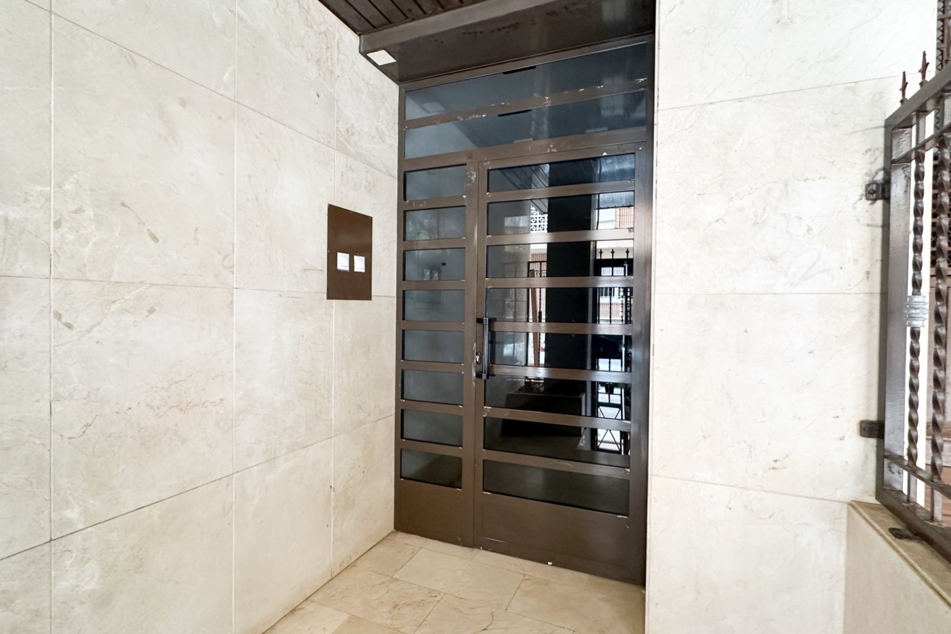 Resale - Apartment / Flat * - Torrevieja * - Playa de los Locos *
