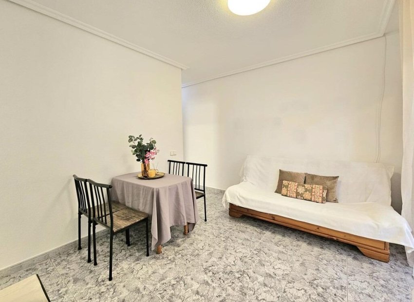 Resale - Apartment / Flat * - Torrevieja * - Playa de los Locos *