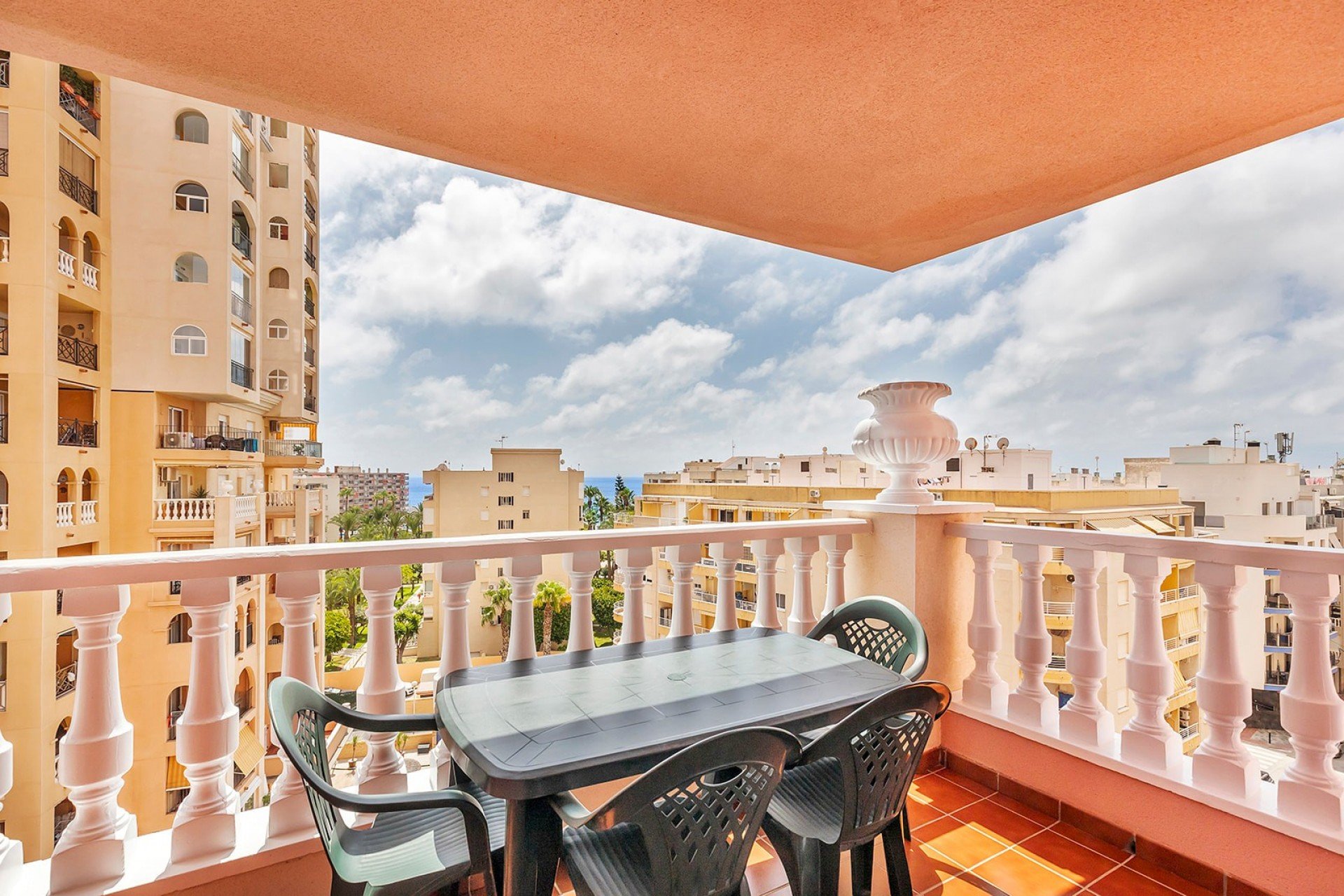 Resale - Apartment / Flat * - Torrevieja * - Playa de los Locos *