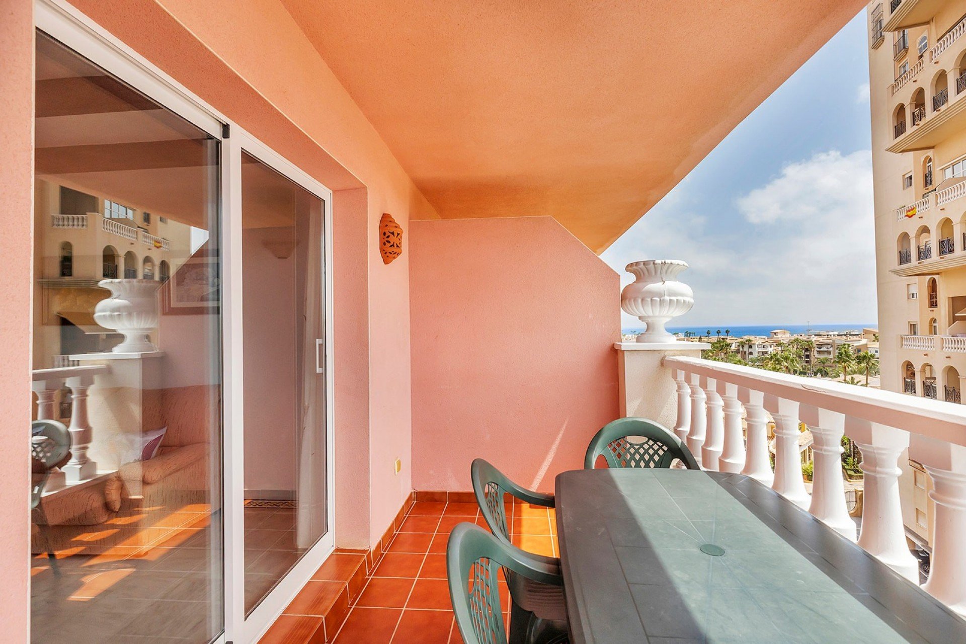 Resale - Apartment / Flat * - Torrevieja * - Playa de los Locos *