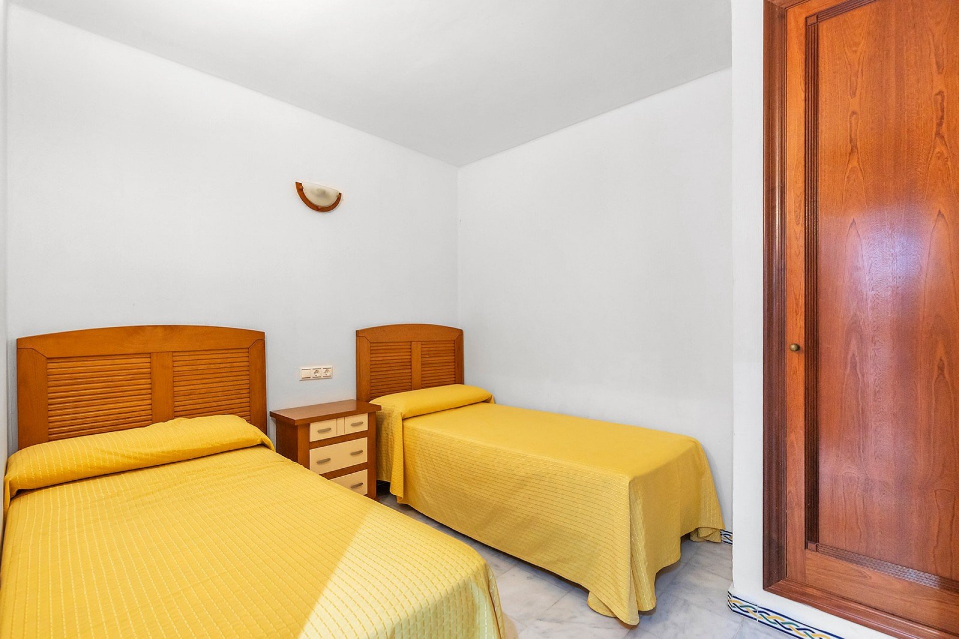 Resale - Apartment / Flat * - Torrevieja * - Playa de los Locos *