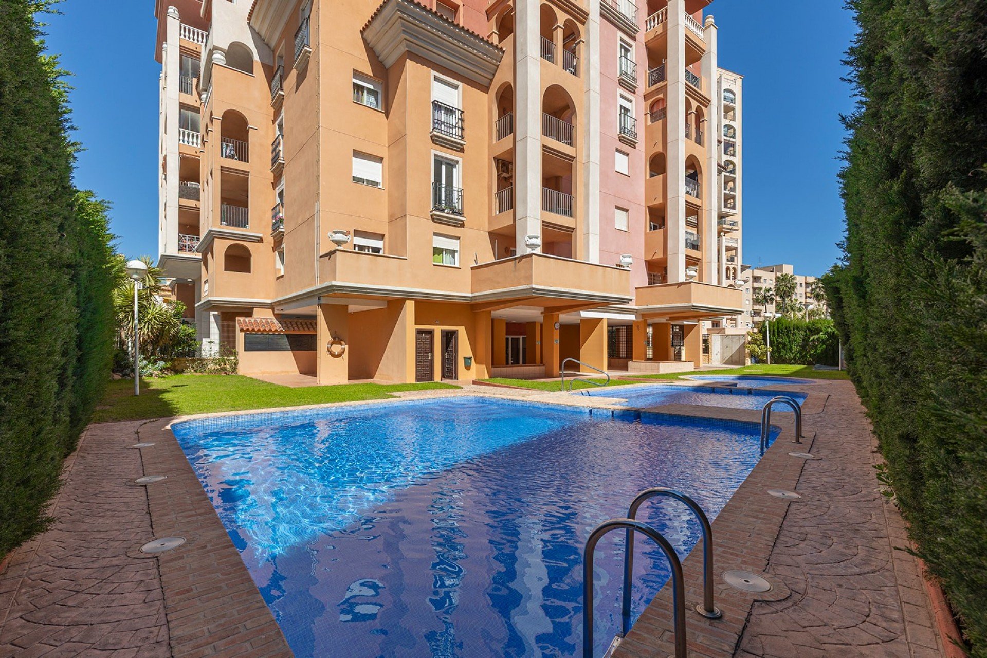 Resale - Apartment / Flat * - Torrevieja * - Playa de los Locos *