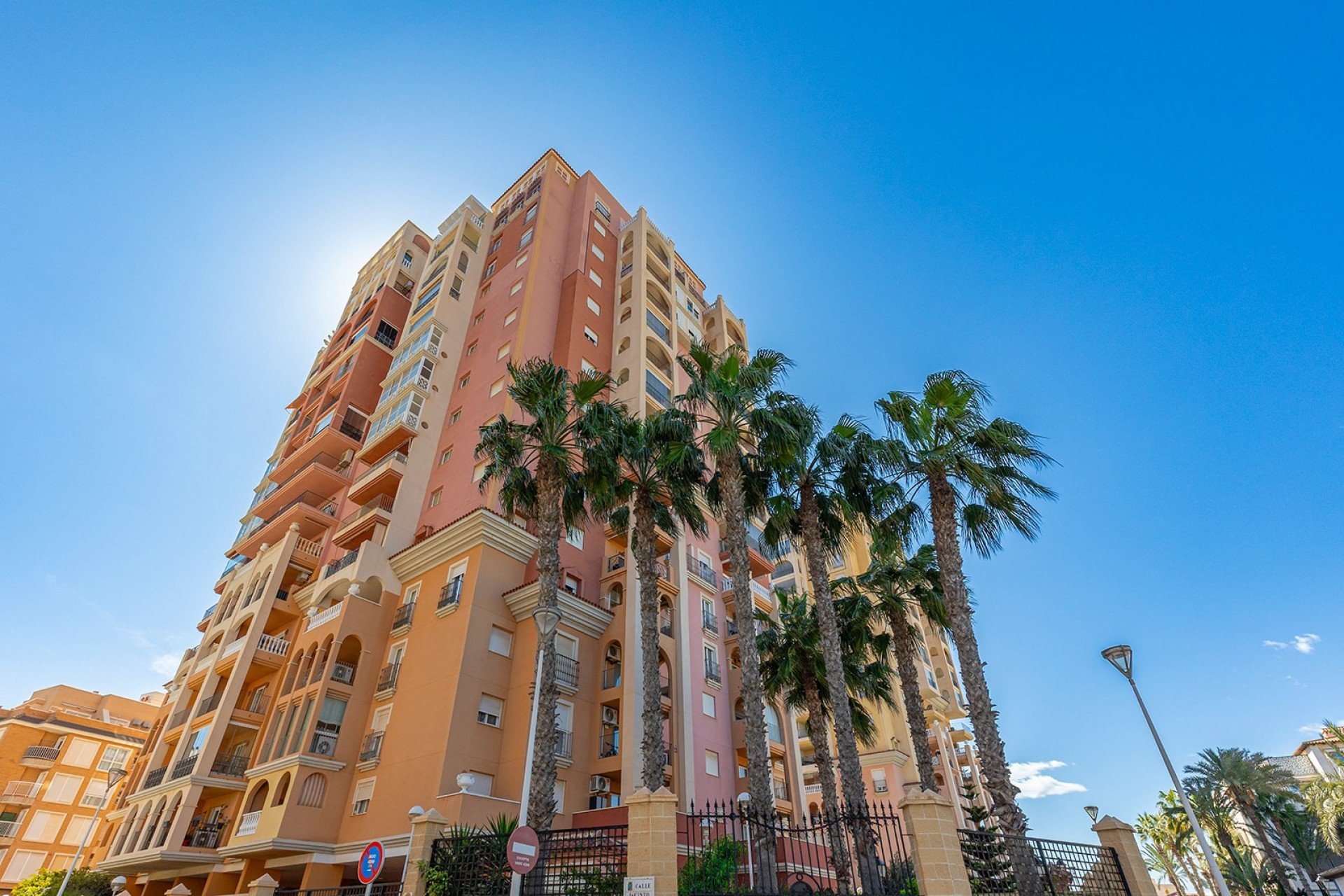 Resale - Apartment / Flat * - Torrevieja * - Playa de los Locos *