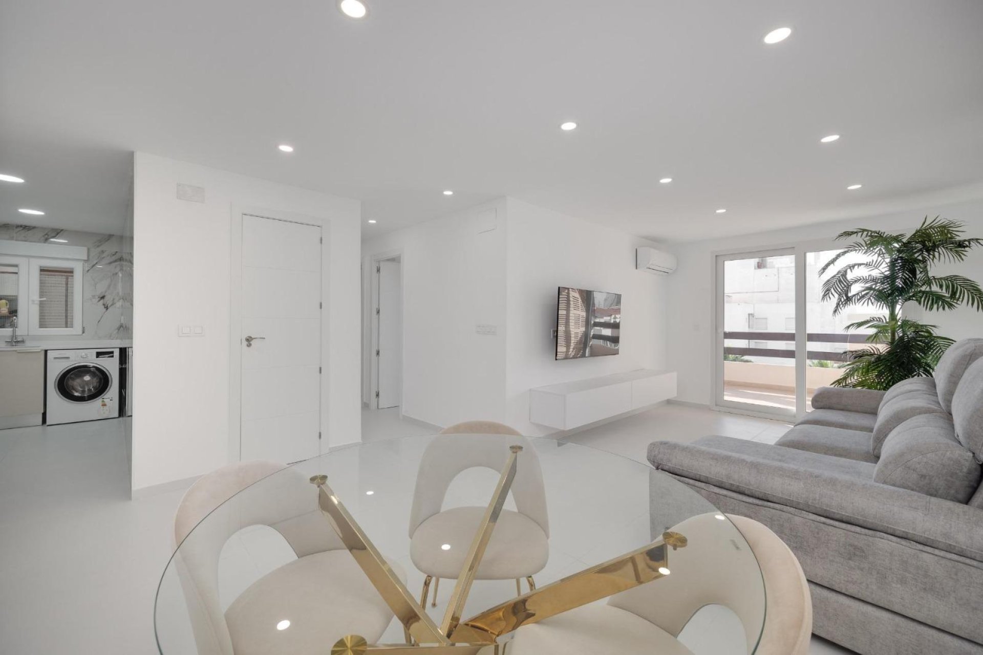 Resale - Apartment / Flat * - Torrevieja * - Playa de los Naufragos *