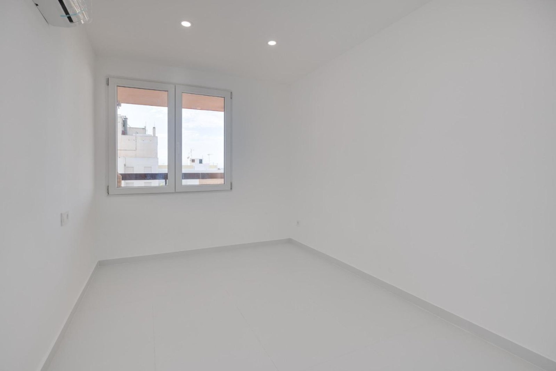 Resale - Apartment / Flat * - Torrevieja * - Playa de los Naufragos *