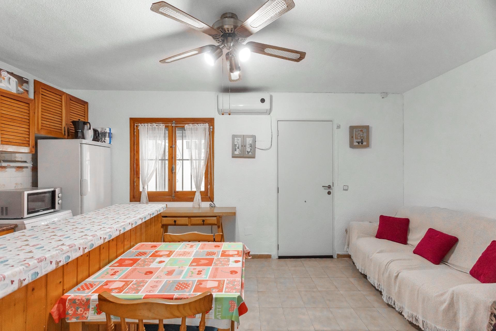 Resale - Apartment / Flat * - Torrevieja * - Playa de los Naufragos *