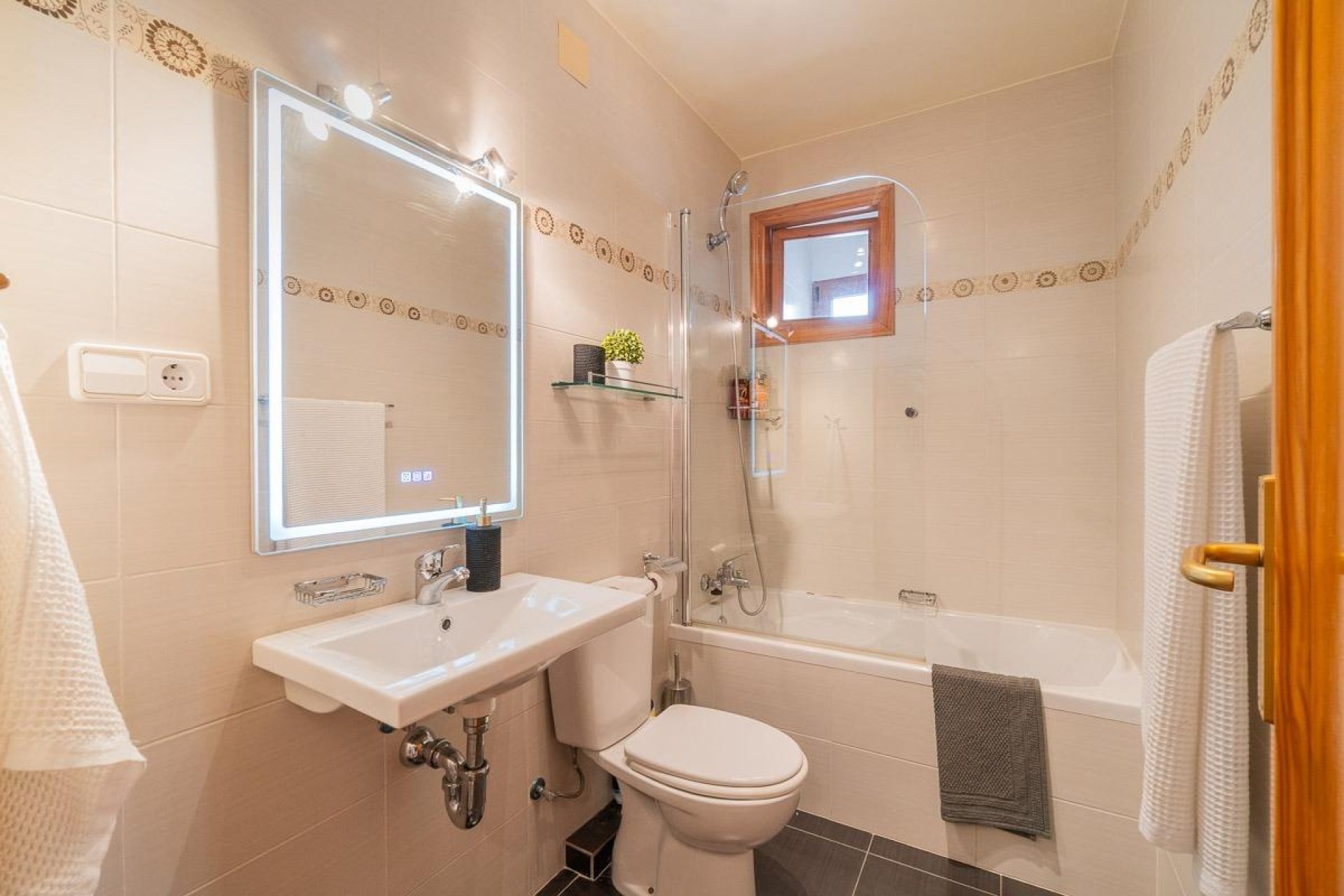 Resale - Apartment / Flat * - Torrevieja * - Playa de los Naufragos *