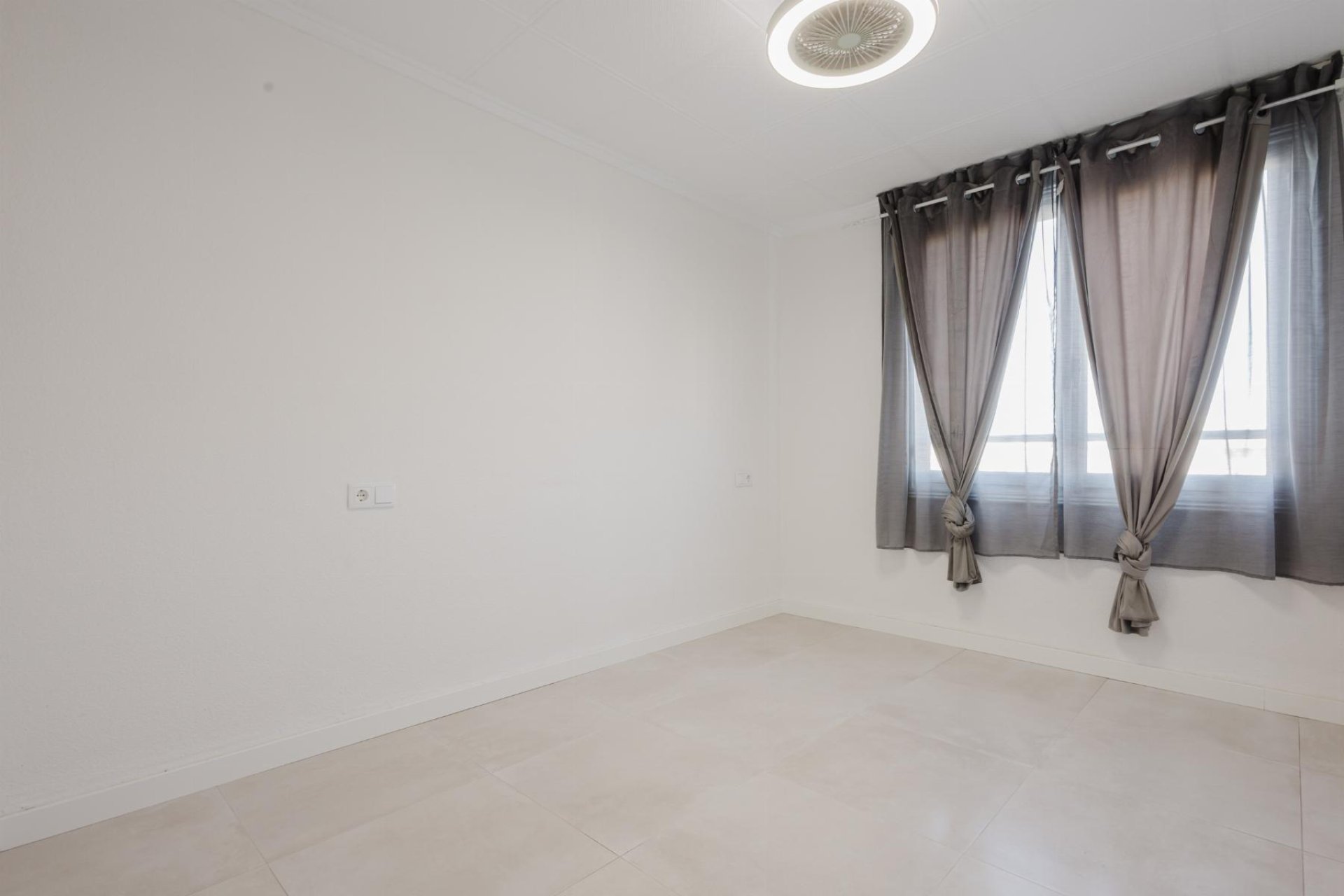 Resale - Apartment / Flat * - Torrevieja * - Playa del Acequión *