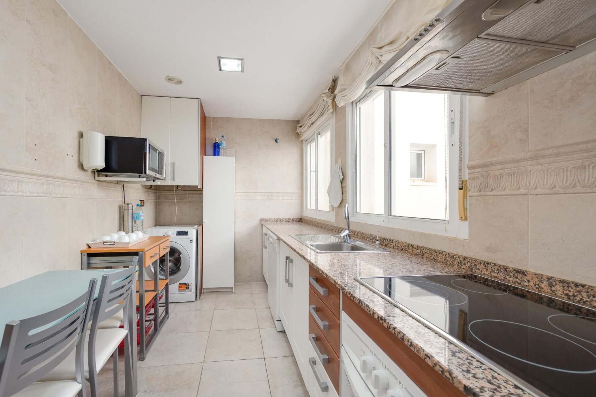 Resale - Apartment / Flat * - Torrevieja * - Playa del Acequión *