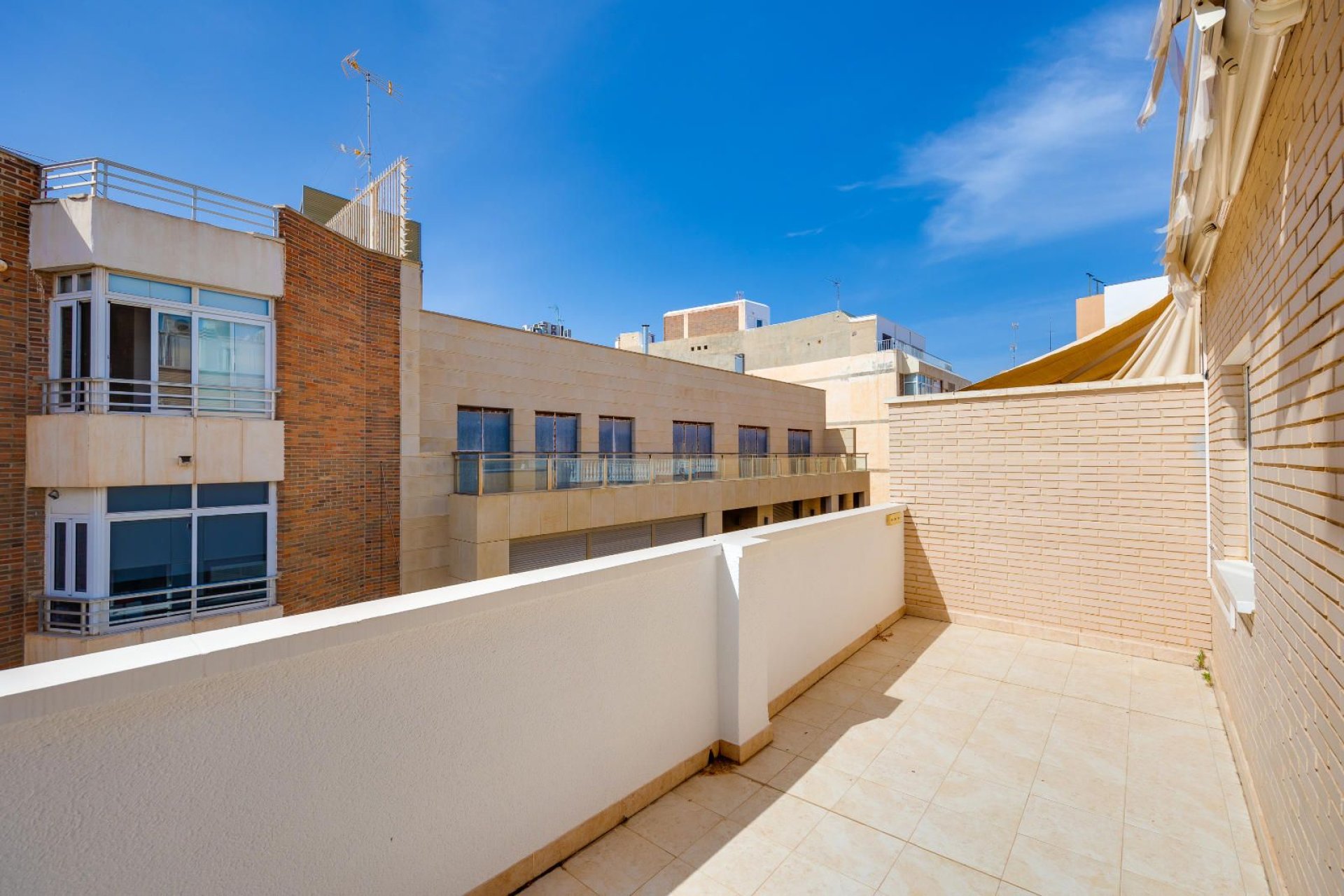 Resale - Apartment / Flat * - Torrevieja * - Playa del Acequión *