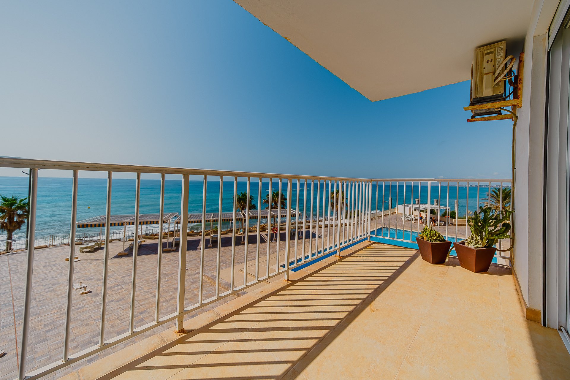 Resale - Apartment / Flat * - Torrevieja * - Playa del Cura *