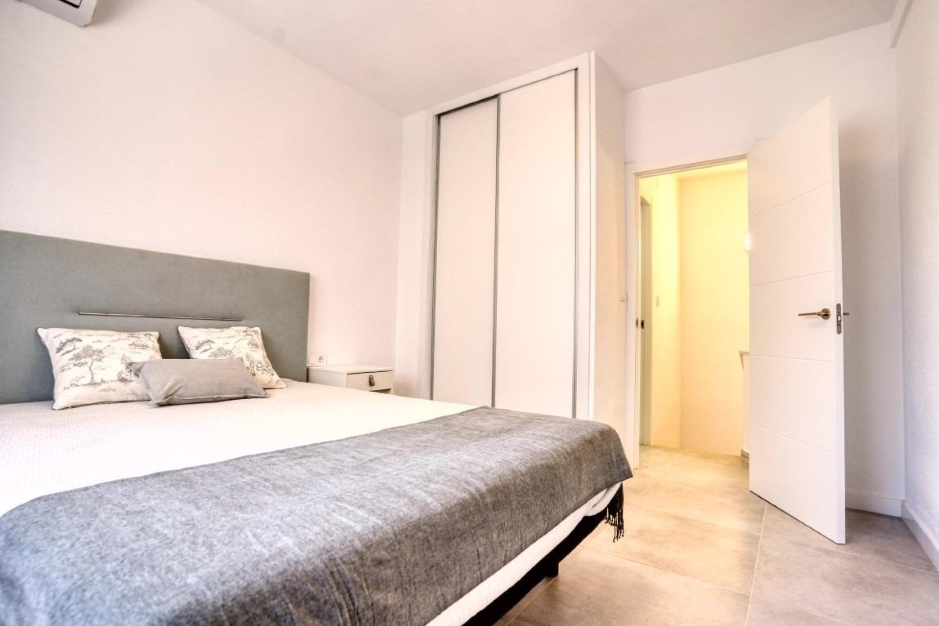 Resale - Apartment / Flat * - Torrevieja * - Playa del Cura *