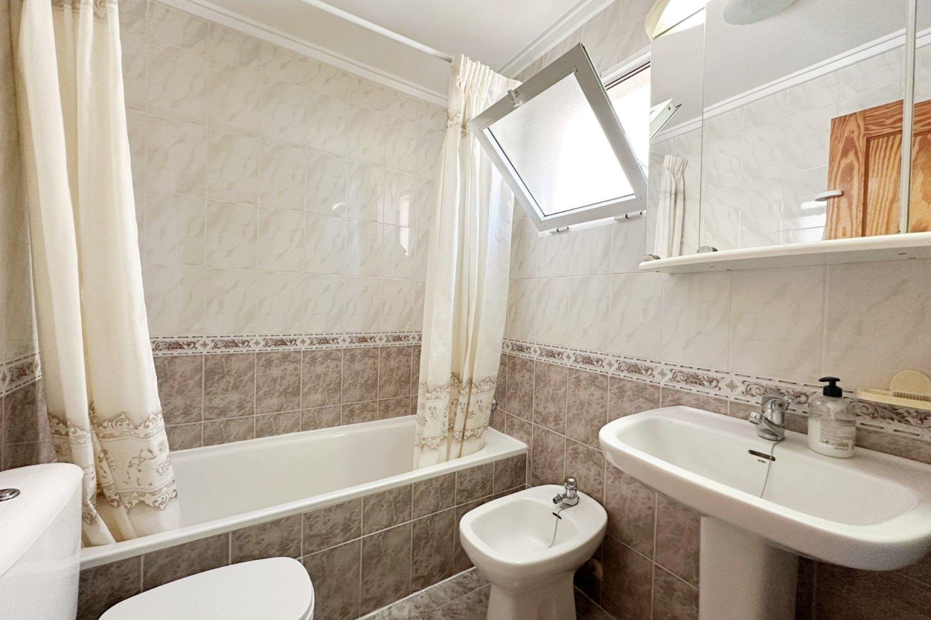Resale - Apartment / Flat * - Torrevieja * - Playa del Cura *