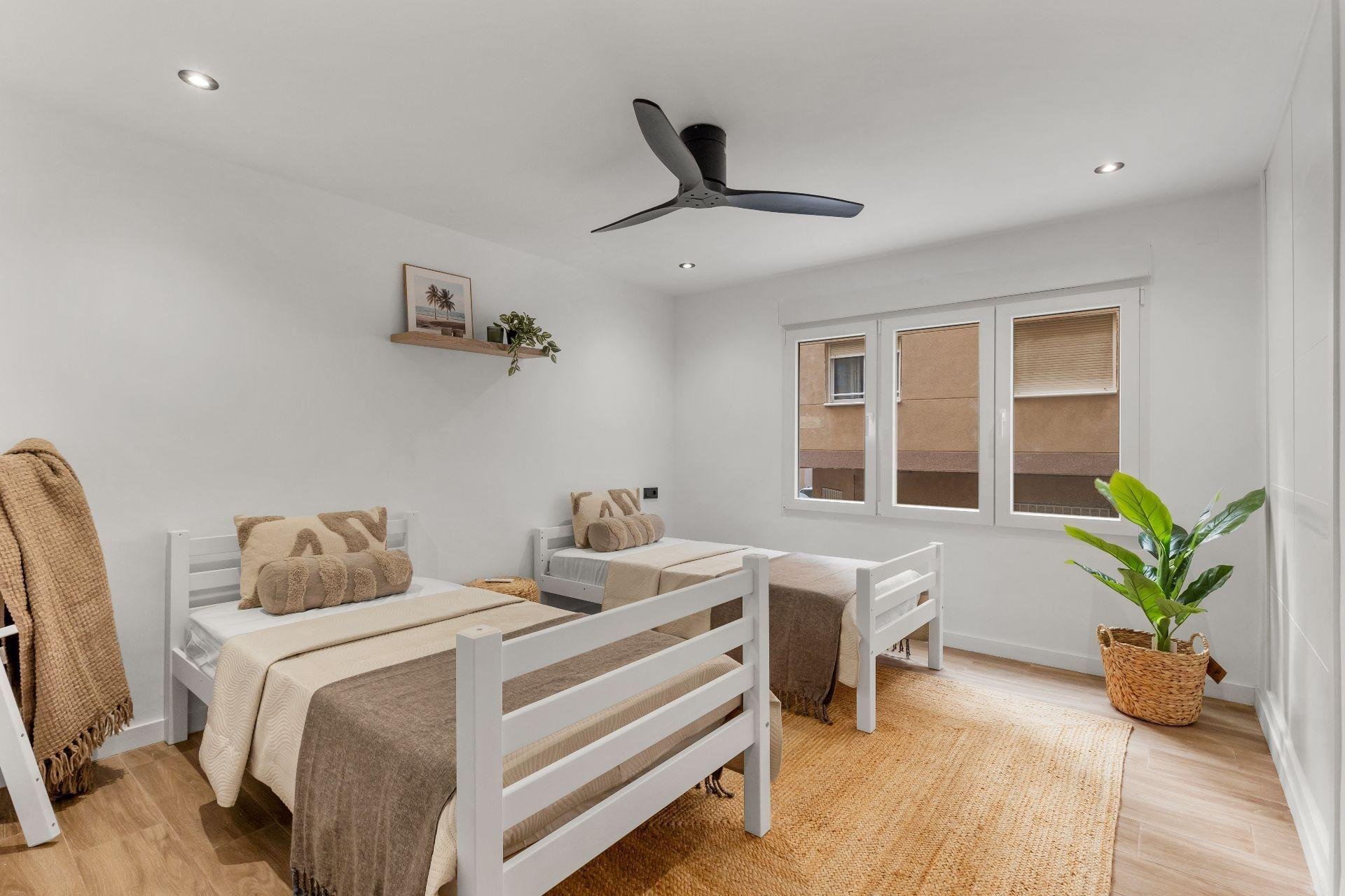 Resale - Apartment / Flat * - Torrevieja * - Playa del Cura *