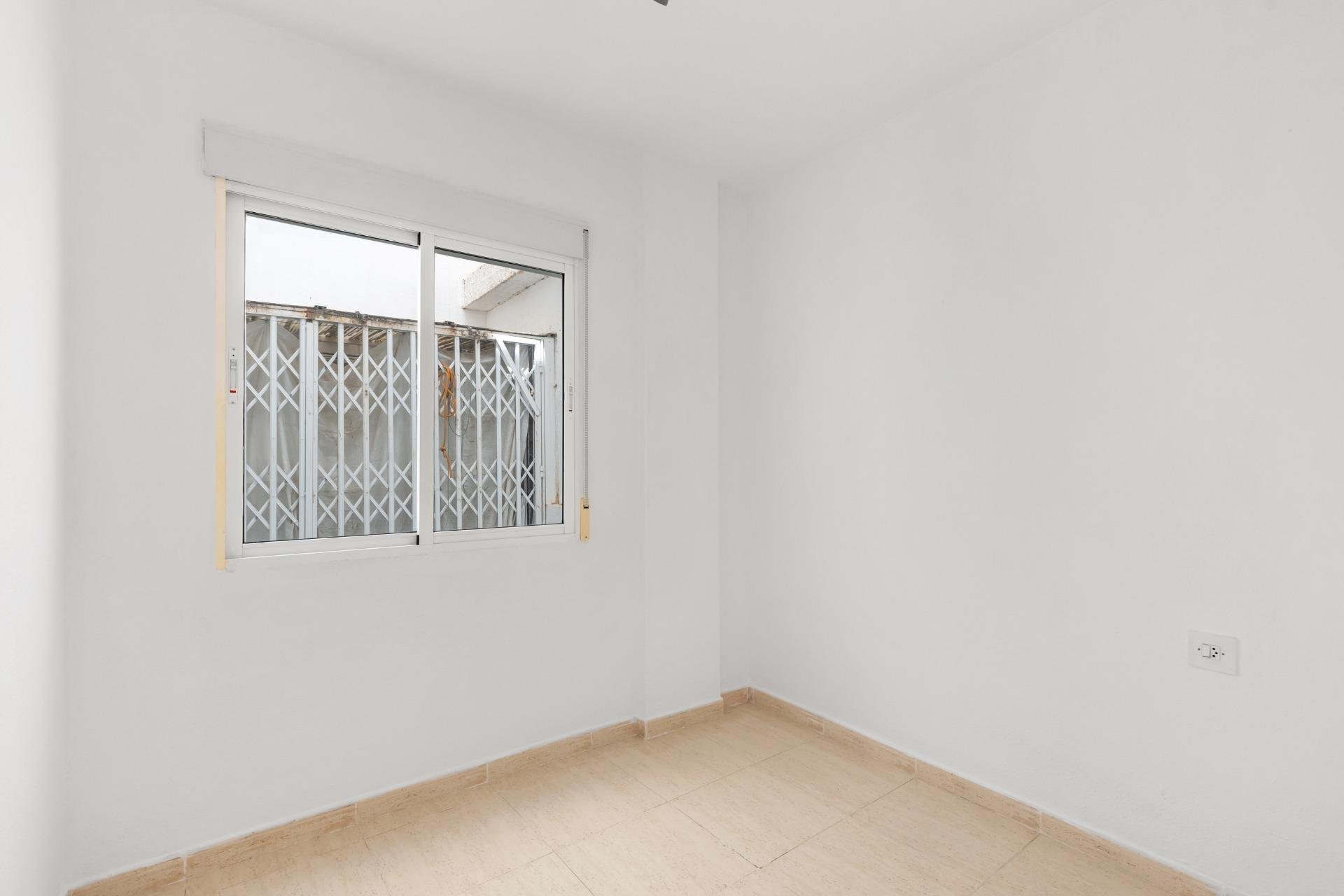 Resale - Apartment / Flat * - Torrevieja * - Puerto Deportivo