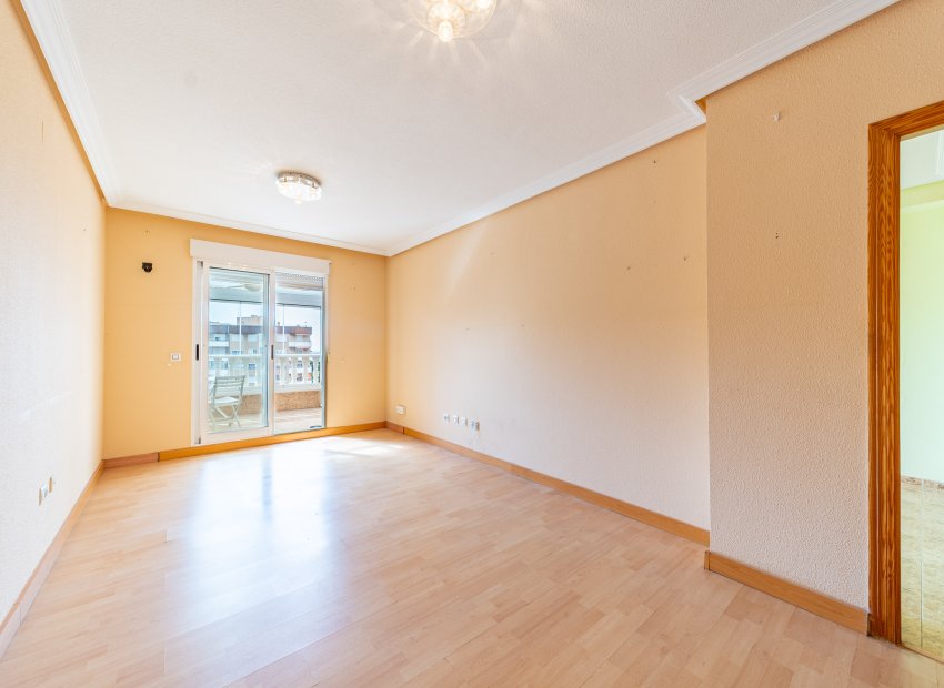 Resale - Apartment / Flat * - Torrevieja - Puerto