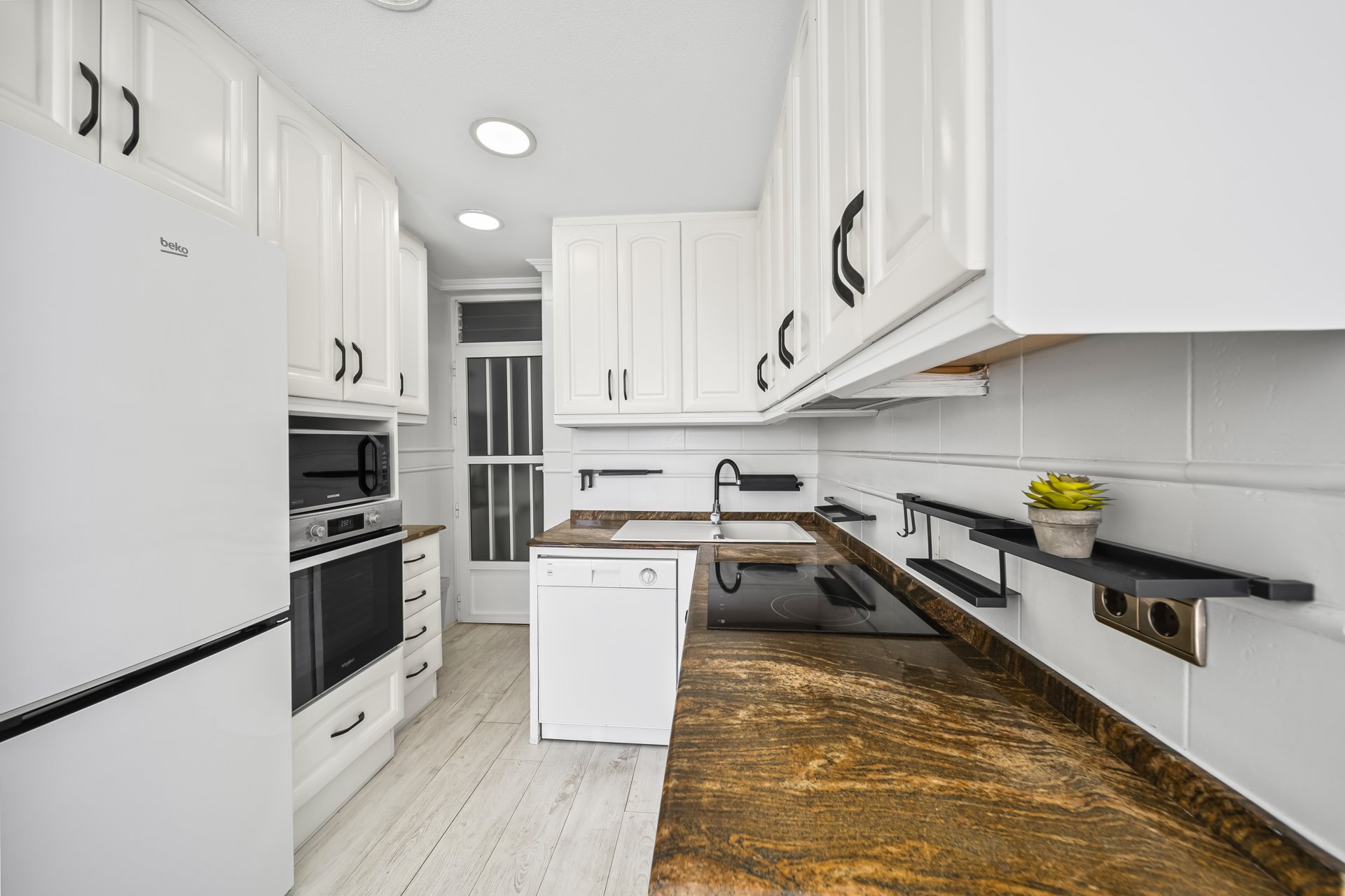 Resale - Apartment / Flat * - Torrevieja - Puerto