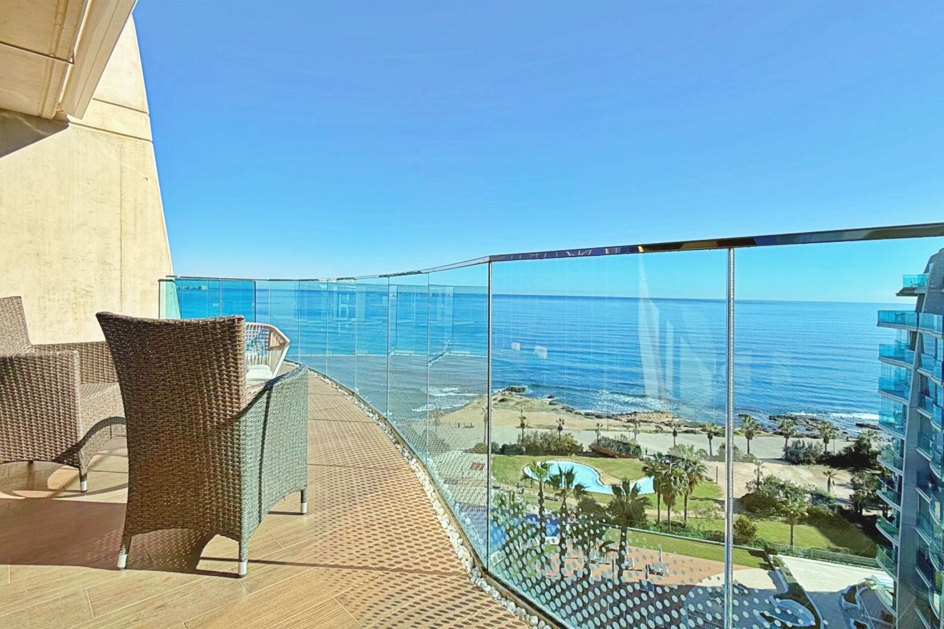 Resale - Apartment / Flat * - Torrevieja - Punta Prima *