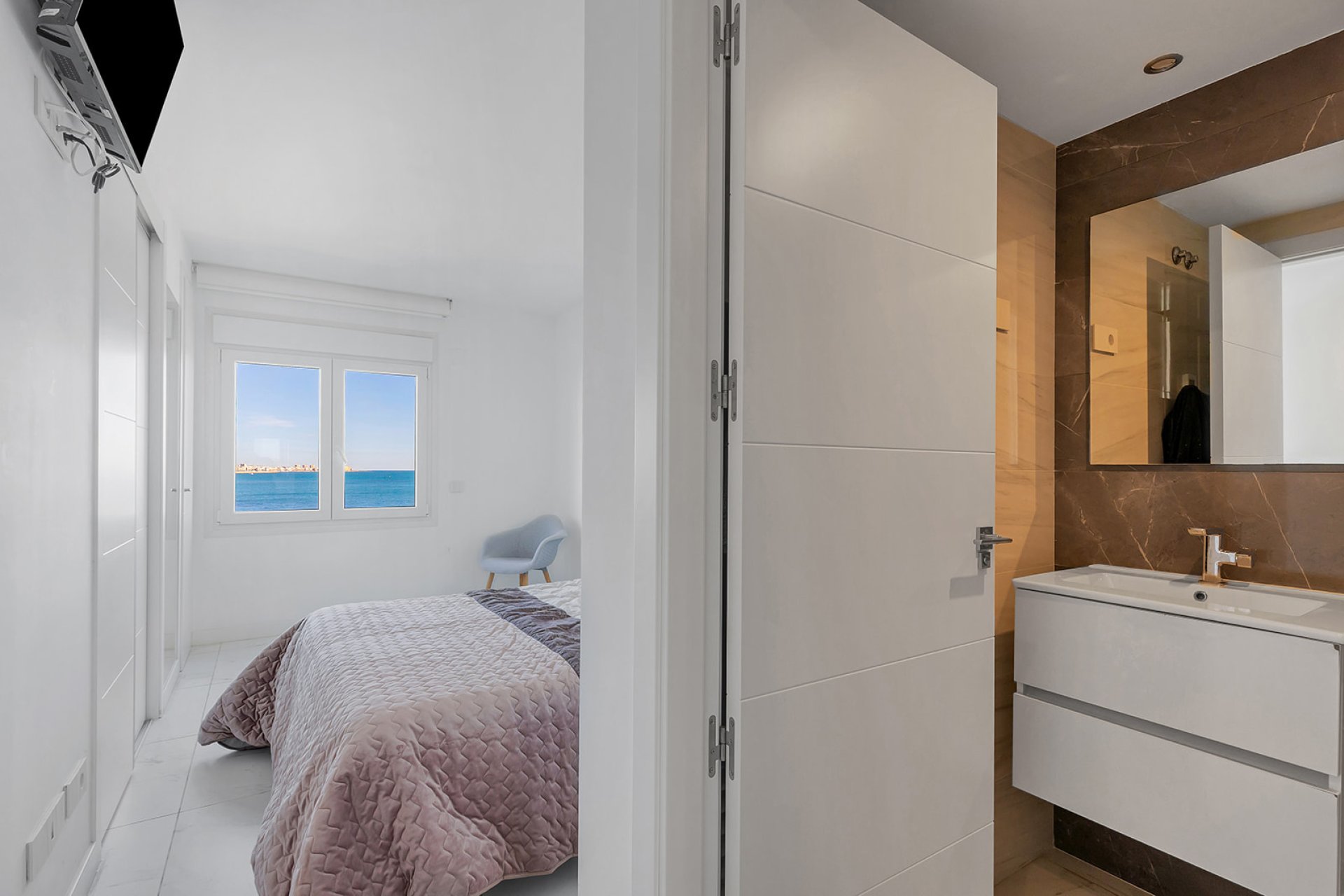 Resale - Apartment / Flat * - Torrevieja * - Punta Prima *