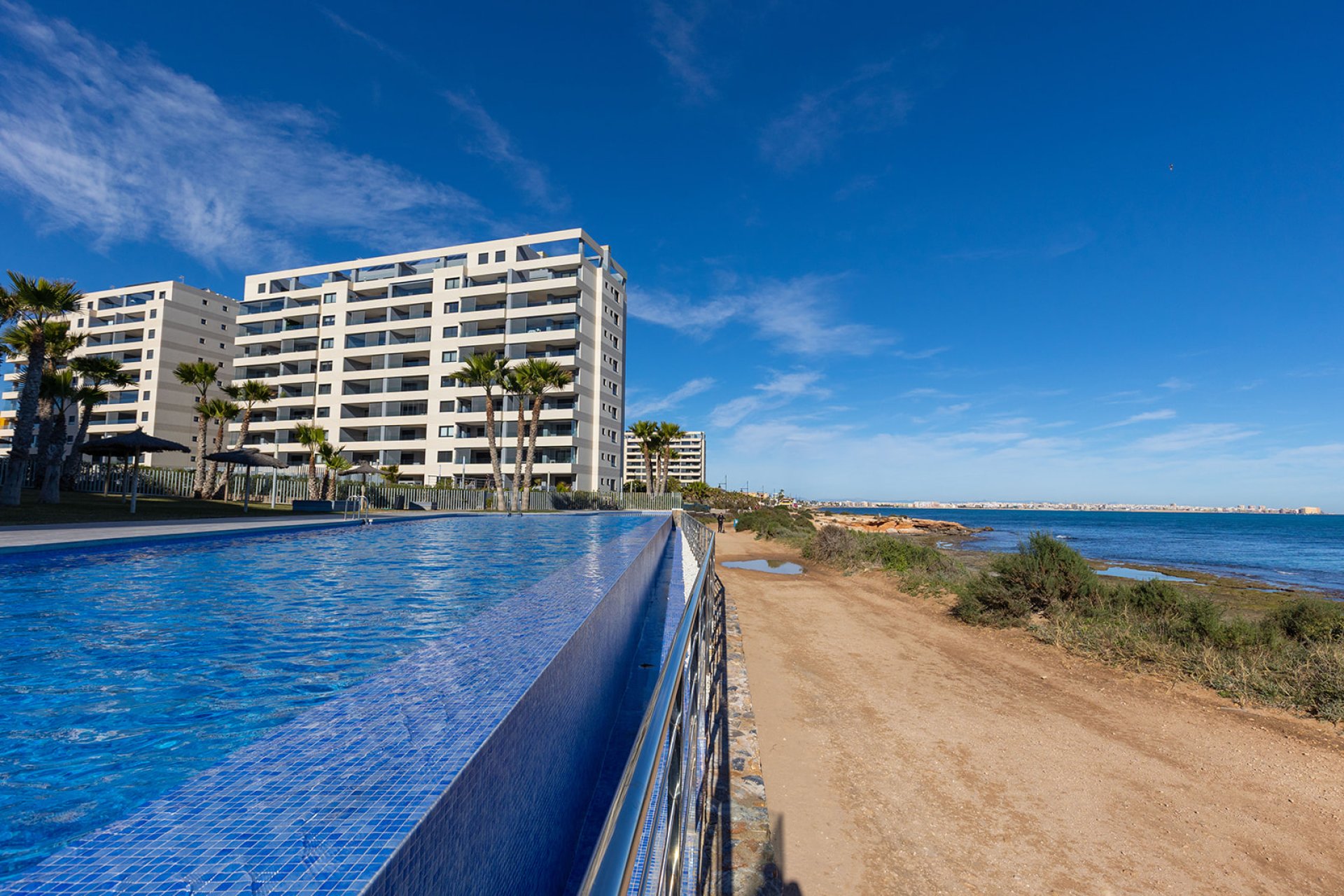 Resale - Apartment / Flat * - Torrevieja * - Punta Prima *