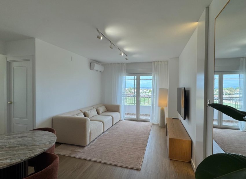 Resale - Apartment / Flat * - Torrevieja * - Punta Prima *