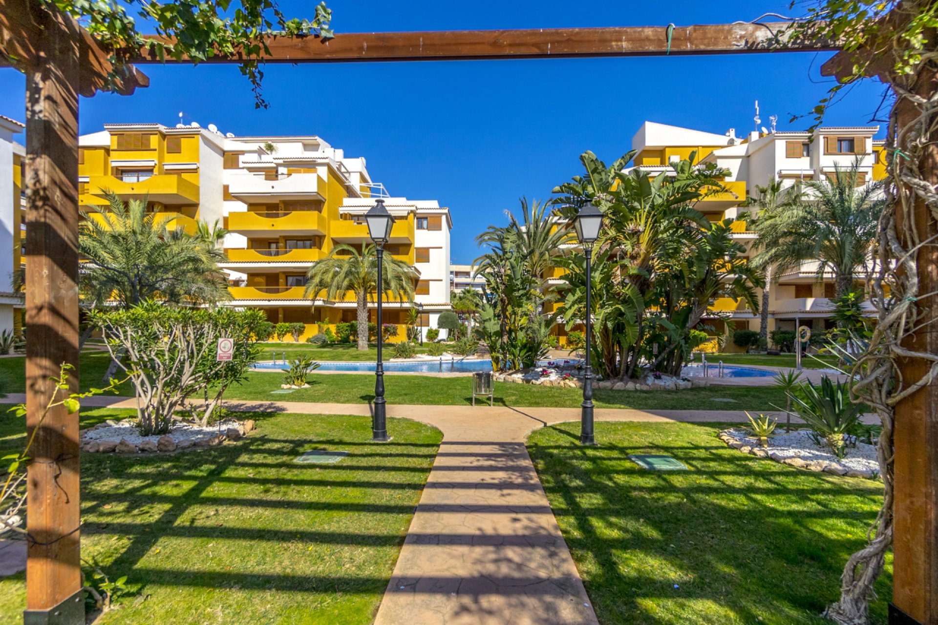 Resale - Apartment / Flat * - Torrevieja * - Punta Prima *