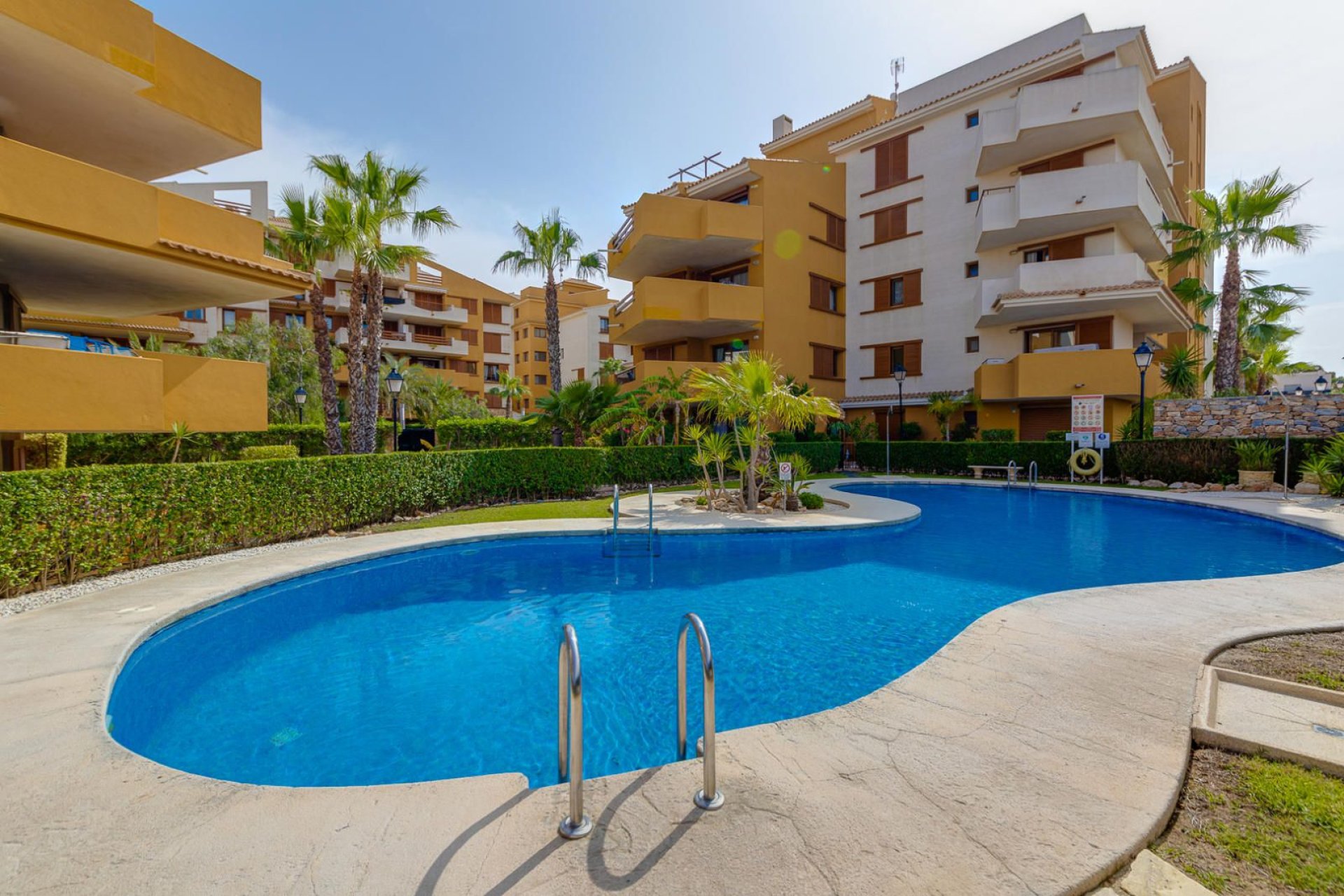 Resale - Apartment / Flat * - Torrevieja * - Punta Prima *