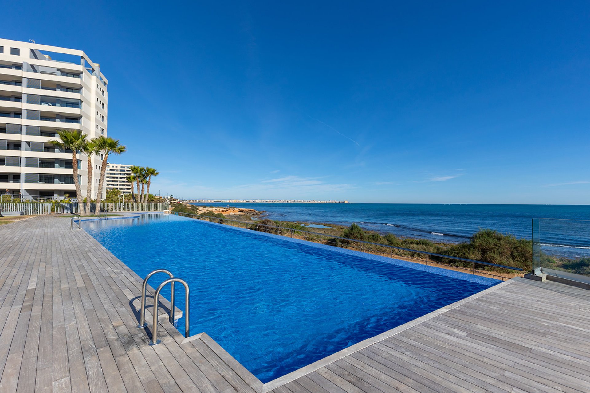 Resale - Apartment / Flat * - Torrevieja * - Punta Prima *