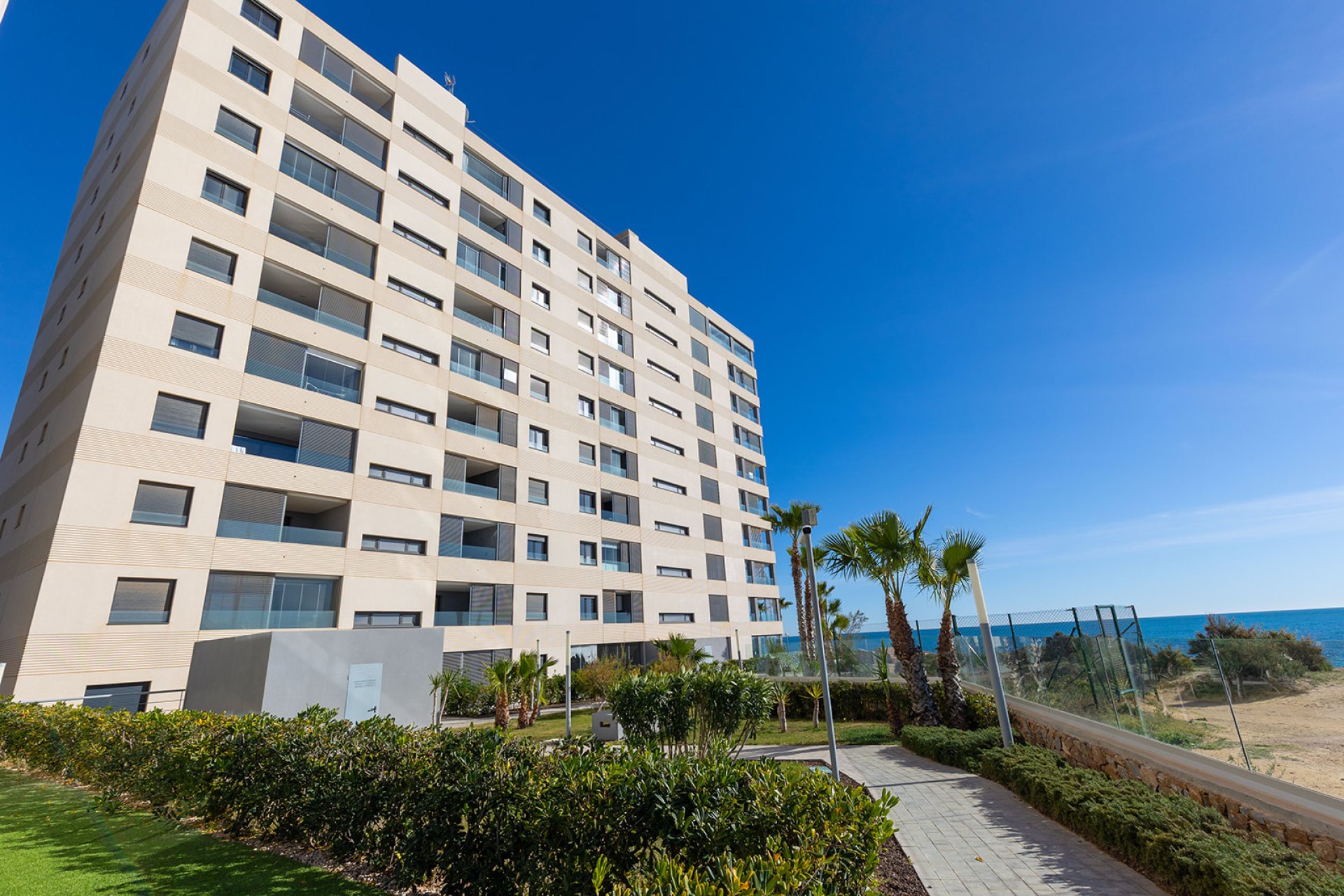 Resale - Apartment / Flat * - Torrevieja * - Punta Prima *