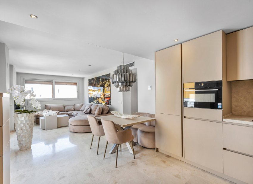 Resale - Apartment / Flat * - Torrevieja * - Punta Prima *