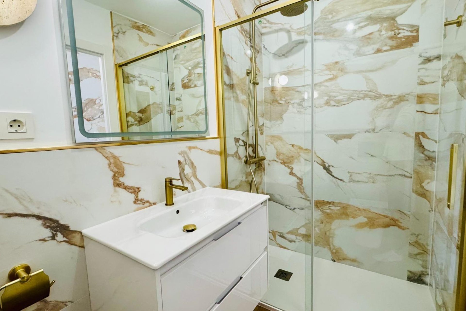 Resale - Apartment / Flat * - Torrevieja * - Punta Prima *