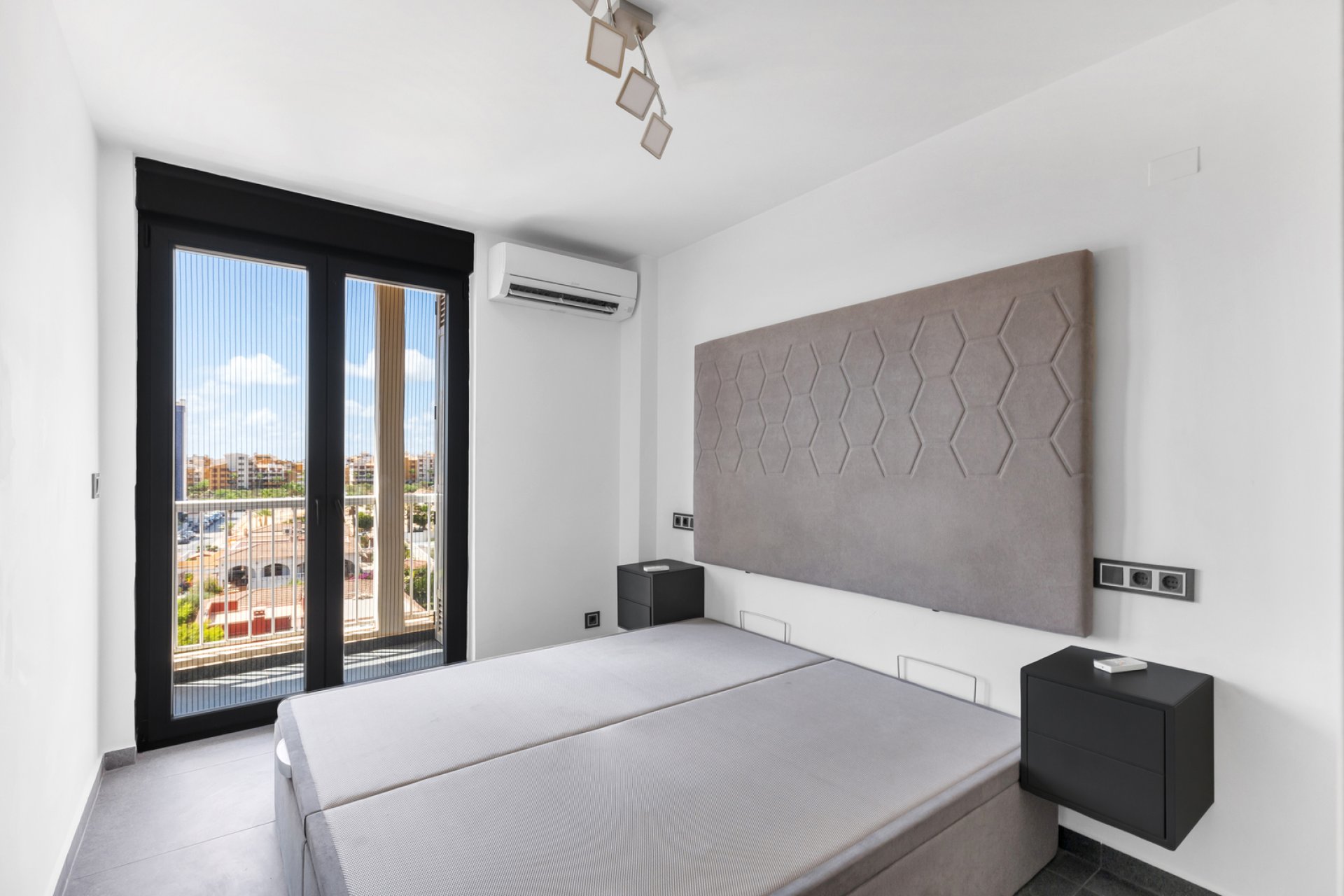 Resale - Apartment / Flat * - Torrevieja * - Rocio del Mar *