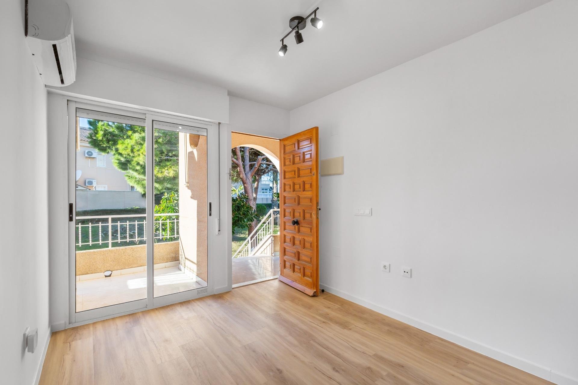 Resale - Apartment / Flat * - Torrevieja * - Torreblanca *