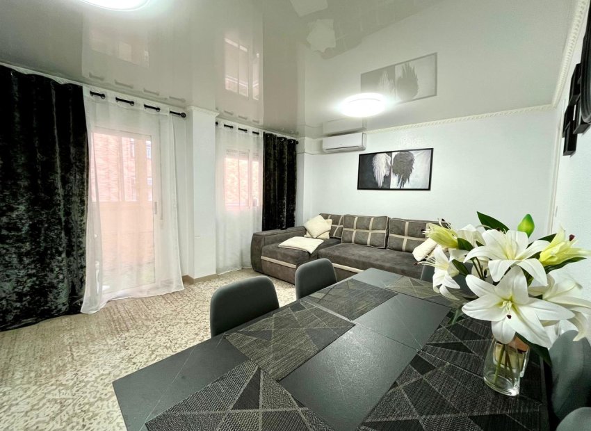 Resale - Apartment / Flat * - Torrevieja *