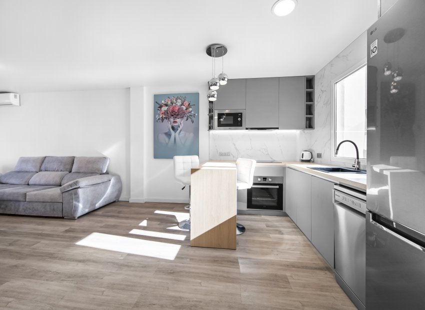 Resale - Apartment / Flat * - Torrevieja *