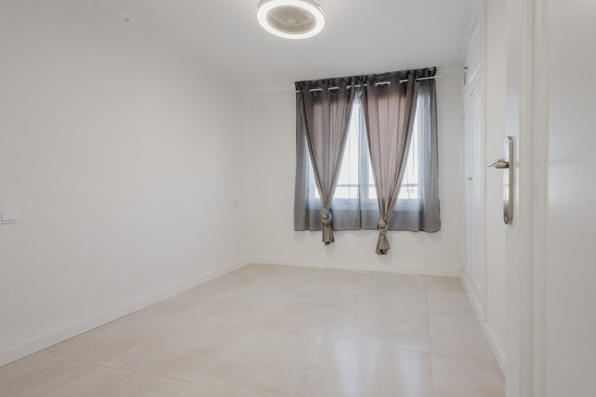 Resale - Apartment / Flat * - Torrevieja *