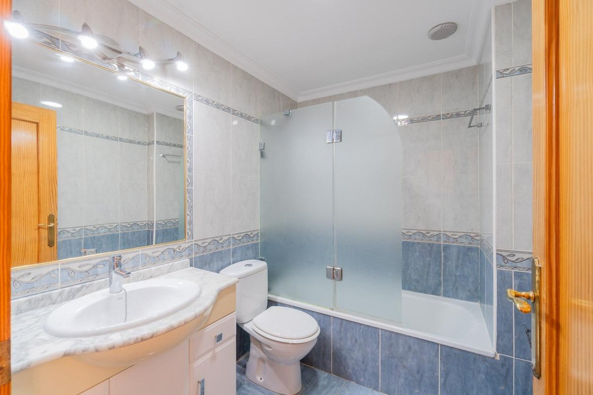 Resale - Apartment / Flat * - Torrevieja *