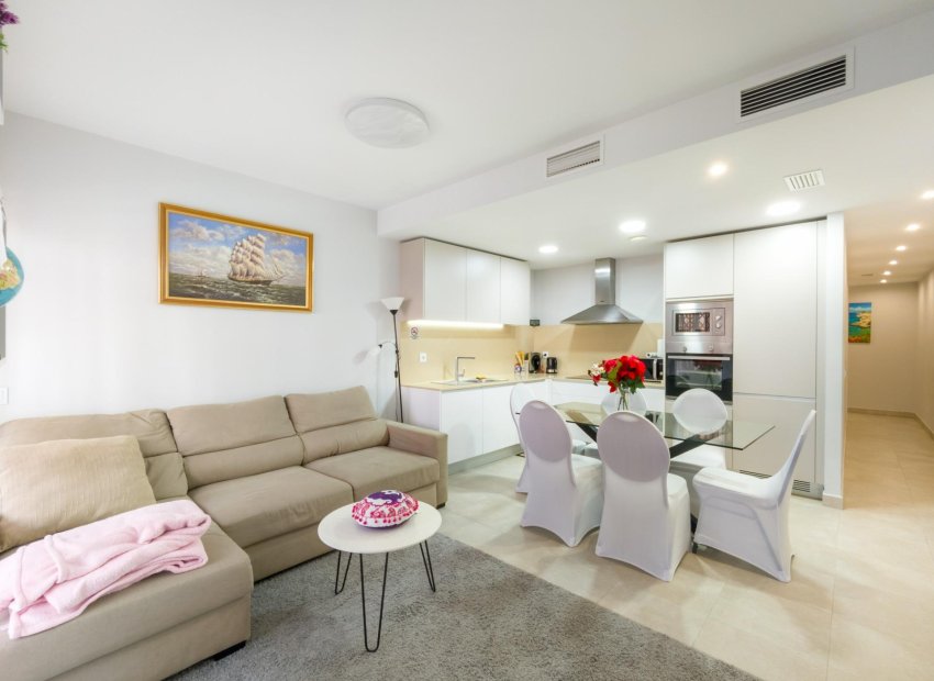 Resale - Apartment / Flat * - Torrevieja *