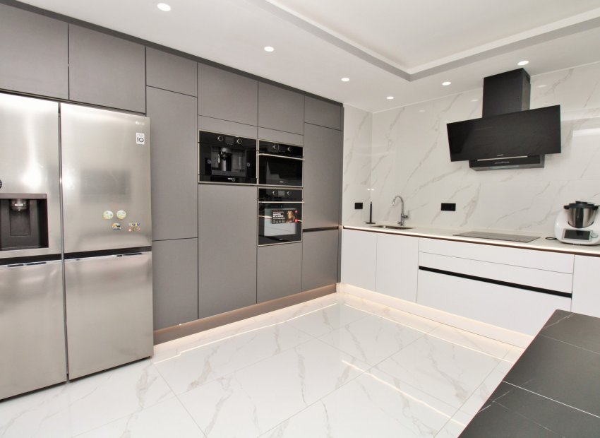 Resale - Apartment / Flat * - Torrevieja *