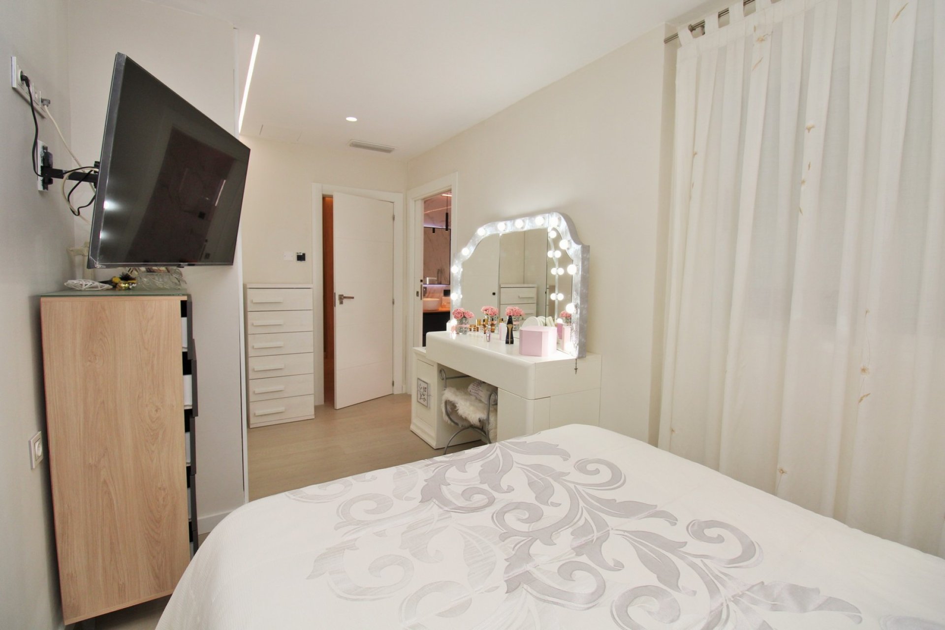 Resale - Apartment / Flat * - Torrevieja *