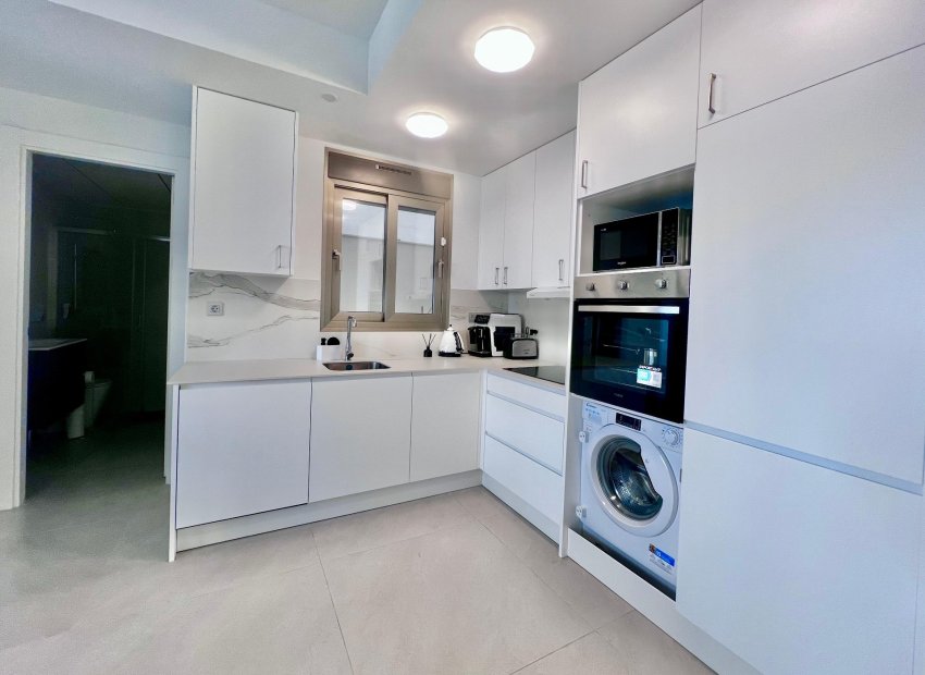 Resale - Apartment / Flat * - Torrevieja *