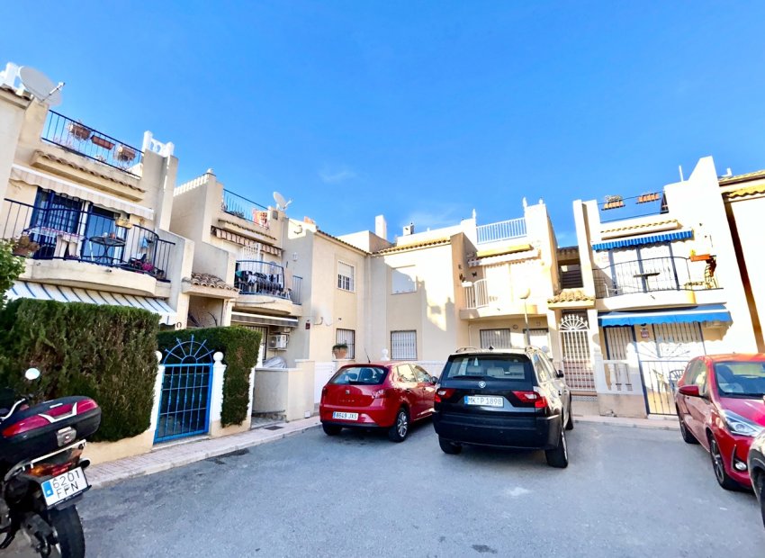 Resale - Apartment / Flat * - Torrevieja *