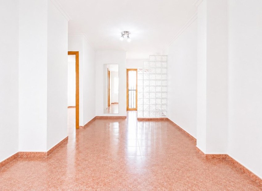 Resale - Apartment / Flat * - Torrevieja *