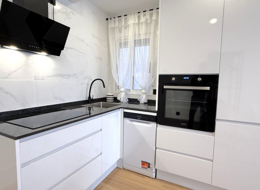 Resale - Apartment / Flat * - Torrevieja *