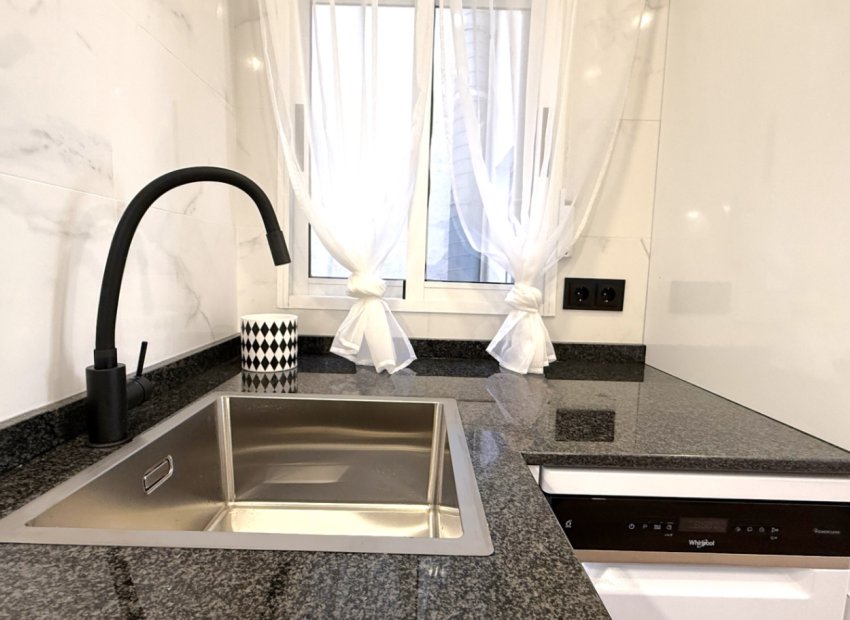 Resale - Apartment / Flat * - Torrevieja *