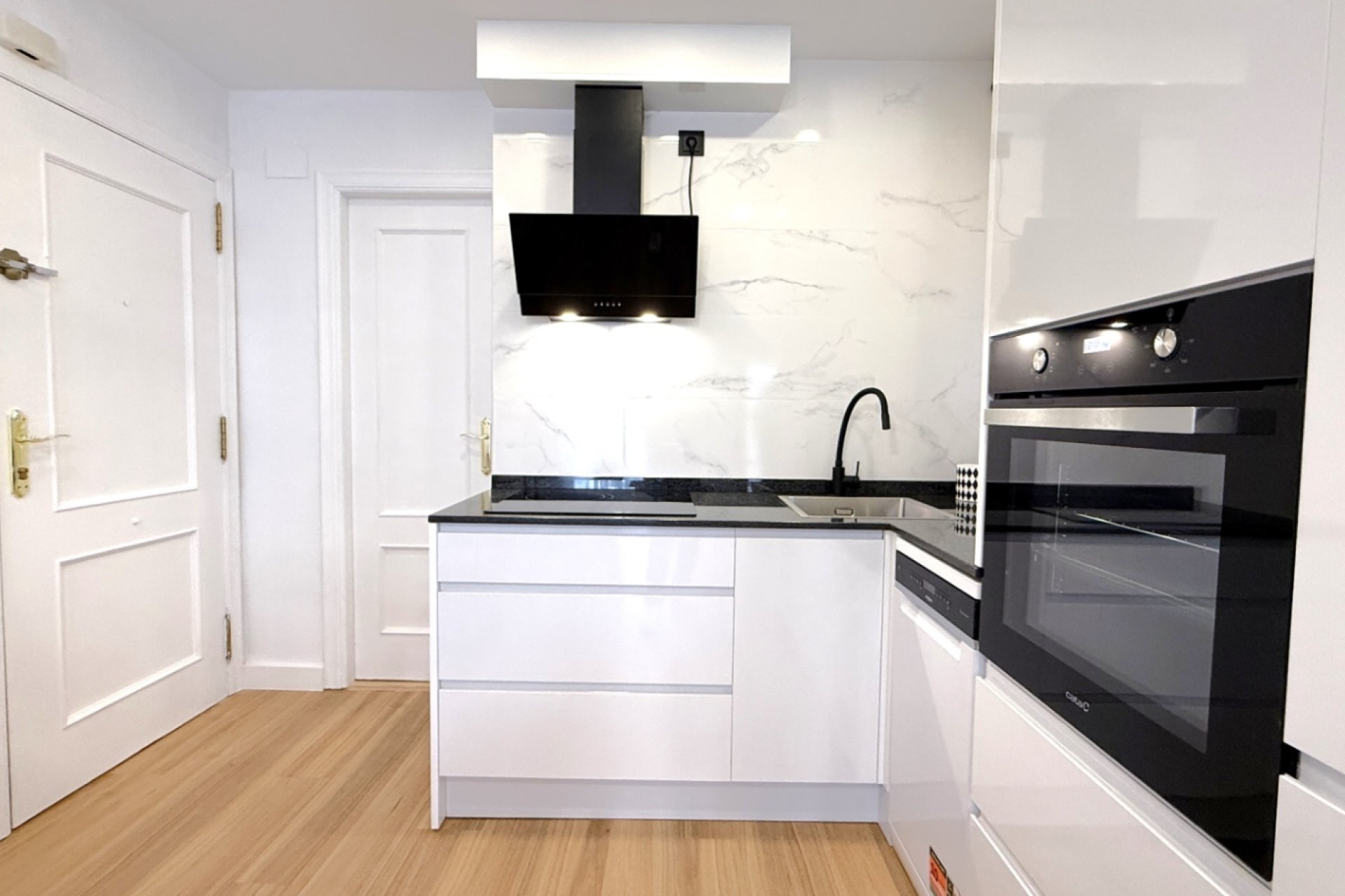 Resale - Apartment / Flat * - Torrevieja *