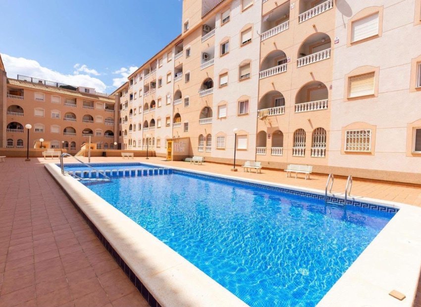 Resale - Apartment / Flat * - Torrevieja *