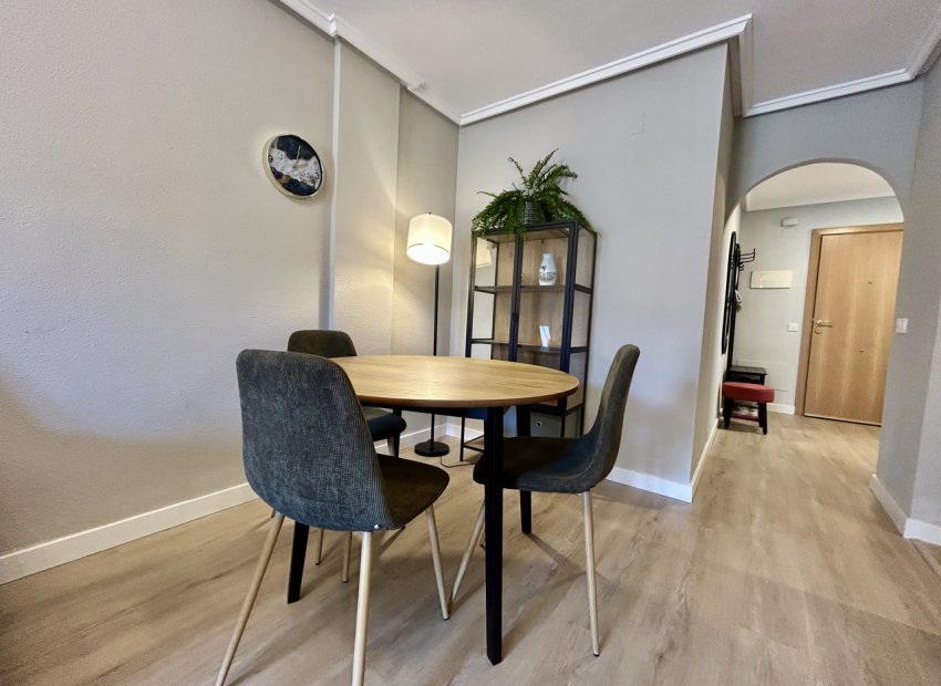 Resale - Apartment / Flat * - Torrevieja *